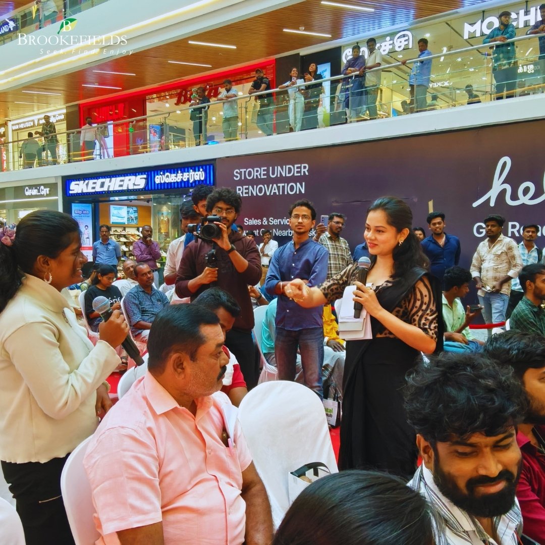 BrookefieldsCBE's tweet photo. 🎉 #ChennaiMobiles hosted an exciting giveaway event at the Brookefields Central Atrium, celebrating the winners of the #SloganContest!

A special highlight was the presence of Ms. Anitha Sampath, who hosted the event and congratulated the winners. 🌟

#Brookefields #Coimbatore https://t.co/RGlEWUcikD