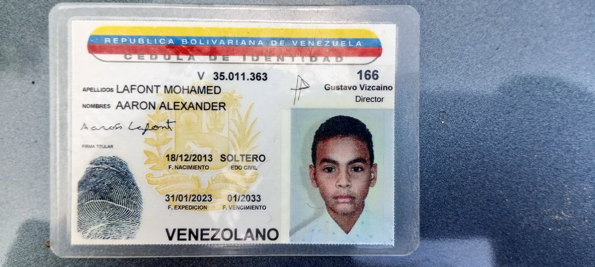FabioLValentini's tweet photo. URGENTE! Aaron Alexander Lafont Mohamed es otro de los niños sobrevivientes al doble terremoto que se encuentra desaparecido. 

Su padre y familiares los buscan desesperadamente. Su nombre habría aparecido en la lista de registrados del Centro de Refugiados en la sede de Ipostel Caracas. 

Cada día la lista de niños desaparecidos, sobrevivientes, aumenta.