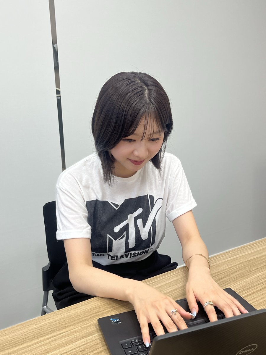 MTV_JAPAN's tweet photo. ／
#富田鈴花_ONELASTLIVE MTV Japan公式YouTubeにて配信中💻🔥
＼

#富田鈴花 もチャット参加にて参加中！皆さんのコメントもチェックしています🎵

2025年7⽉23⽇開催初ソロライブ「Suzuka Tomita - One Last Live」を今すぐ視聴する👇
https://t.co/kXJQMhEI3L
※アーカイブなし

@suzy_staff https://t.co/SjVhKYGLTV