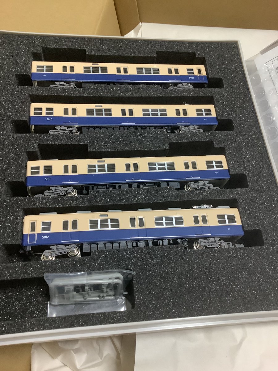 futa023's tweet photo. 最近の衝動買い②。阪神ジェットカーです。GMの完成品を購入するのは2回目（前回はマルタイ）、車輌ケースが他メーカーの物とは違う方向に開く事（右開き）にやや戸惑いを覚えました。
試験走行した感じでは、ライトが明るく点灯し、モーターは低速走行も効きました。塗装もキレイですし、満足です。 https://t.co/KoM9B3UmY2