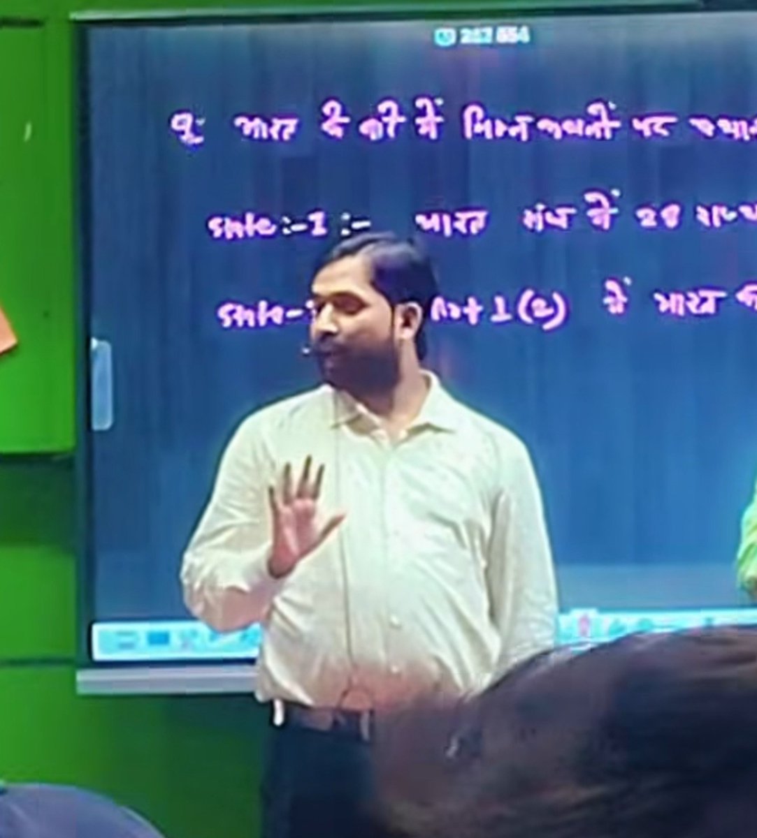 MauryaRoshni_'s tweet photo. खान सर का दोहरा चरित्र देखिए जो फैसल खान आज तक निर्दोष साबित होकर खूब नाच रहा था आज जब लोगों द्वारा लगातार जब ये सवाल पूछा जा रहा है कि

आखिर खान सर की क्या मजबूरी है कि सभी अध्यापक आ गए जंतर मंतर छात्रों का साथ देने खान सर नहीं आए इसका जवाब 
खान सर देते हैं कि

अभी हमें कोर्ट से जमानत मिली है जिसके वजह से मै बहुत दूर तक नहीं जा सकता है।

मतलब खान सर आप बस पढ़ाने और बच्चों से पैसा लूटने में आगे है क्या ?