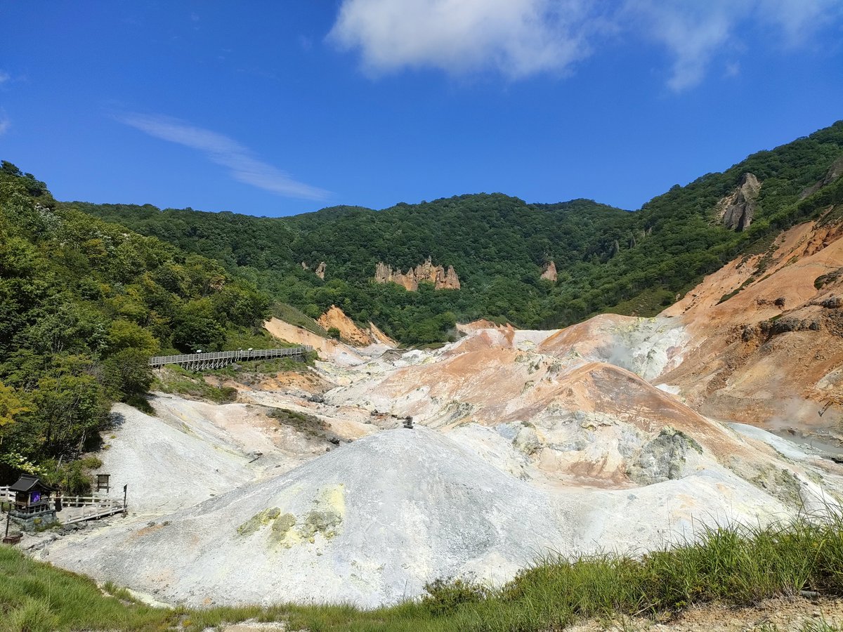 mokichiiz's tweet photo. 登別温泉：地獄谷
大阪と変わらんぐらいの蒸し暑さ😅
有馬温泉とか城崎温泉みたいなん想像してたら思ったより閑散としててお店もほぼなし。
けど街全体に硫黄の香りがして🤤 https://t.co/ZtV1O7rQeG