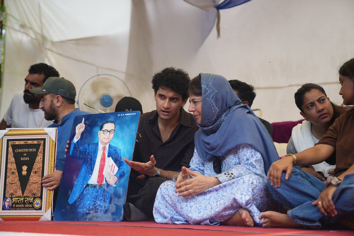 MehboobaMufti's tweet photo. Youth power has come to a full circle today at Jantar Mantar. Their energy &amp; steadfast resilience is infectious. Looking at them one feels India is in safe hands. https://t.co/Tk6QSgBrSt