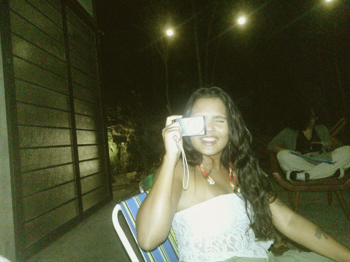 vulgosolove's tweet photo. ontem eu fui num evento que é numa casa no meio do mato e a ideia é ficar offline e conhecer gente nova aí todo mundo coloca o celular dentro de uma caixa e fica todo mundo fumando, bebendo, trocando ideia e depois ainda tem um jantar feito por um chef babado amei muito https://t.co/6oqm6W7gFp