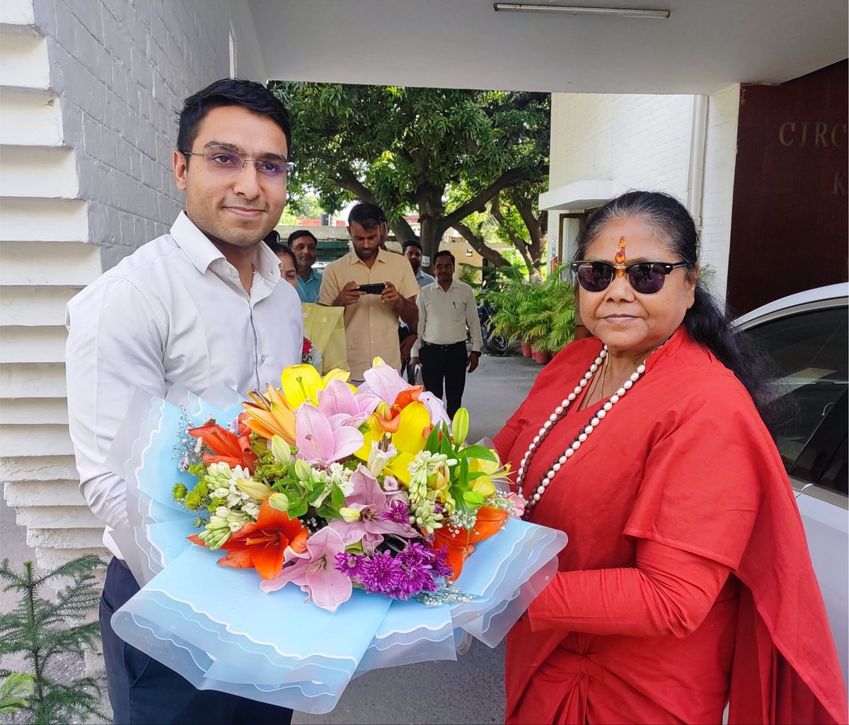 SadhviNiranjan's tweet photo. करनाल सर्किट हाउस में वरिष्ठ प्रशासनिक अधिकारियों के साथ पिछड़ा वर्ग से संबंधित विभिन्न योजनाओं की प्रगति का विस्तृत समीक्षा कर उनके प्रभावी एवं समयबद्ध क्रियान्वयन के लिए आवश्यक दिशा-निर्देश दिए। https://t.co/p9jGSqVW23