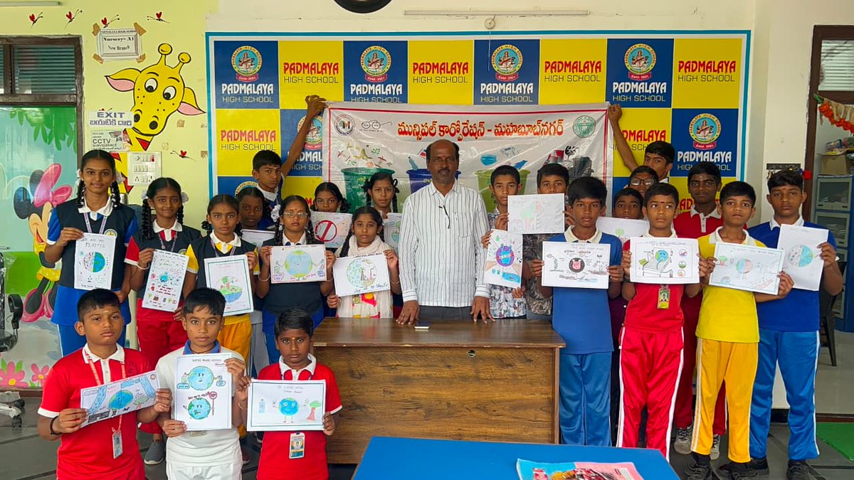 MC_Mahabubnagar's tweet photo. Students shared their thoughts on canvas with #SafaiApnaoBimariBhagao, promoting awareness on seasonal diseases, #PlasticWasteManagement &amp; responsible waste management for a cleaner, healthier future. ♻️ 
@RoopaMishra77 @SwachhBharatGov @MoHUA_India @tksreedevi @cdmatelangana https://t.co/FxOCjXKxlf