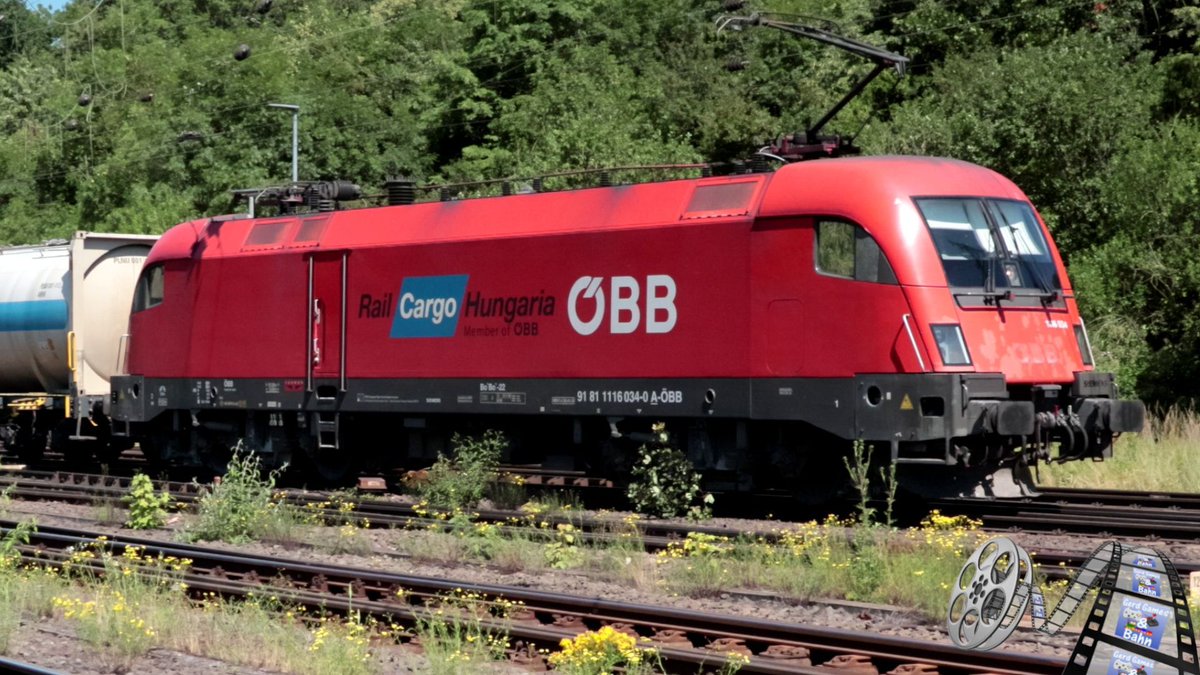 Gerd_N_Bahner's tweet photo. Eine #Taurus #BR1116 von der
#ÖBB #RCH Rail Cargo Hungaria die
1116 034-0 A-ÖBB mit KLV Zug.
Link zum Video -> https://t.co/geONO0XJBd
#trainspotting #zuggucken #eisenbahn #bahn #train #freighttrain #cargo #güterzug https://t.co/lRgBRrOzz0
