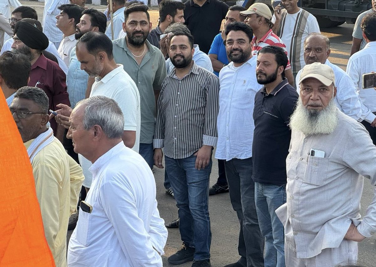 GMandhan's tweet photo. 🚨 NEET पेपर लीक मामले में सड़क पर उतरी कांग्रेस! 🚨

लाखों युवाओं के भविष्य से खिलवाड़ के खिलाफ आज कांग्रेस कार्यकर्ताओं ने बीजेपी मुख्यालय के बाहर जोरदार विरोध प्रदर्शन किया।

#NEETPaperLeak #YouthJustice #CongressProtest https://t.co/kV6mHnRJeK