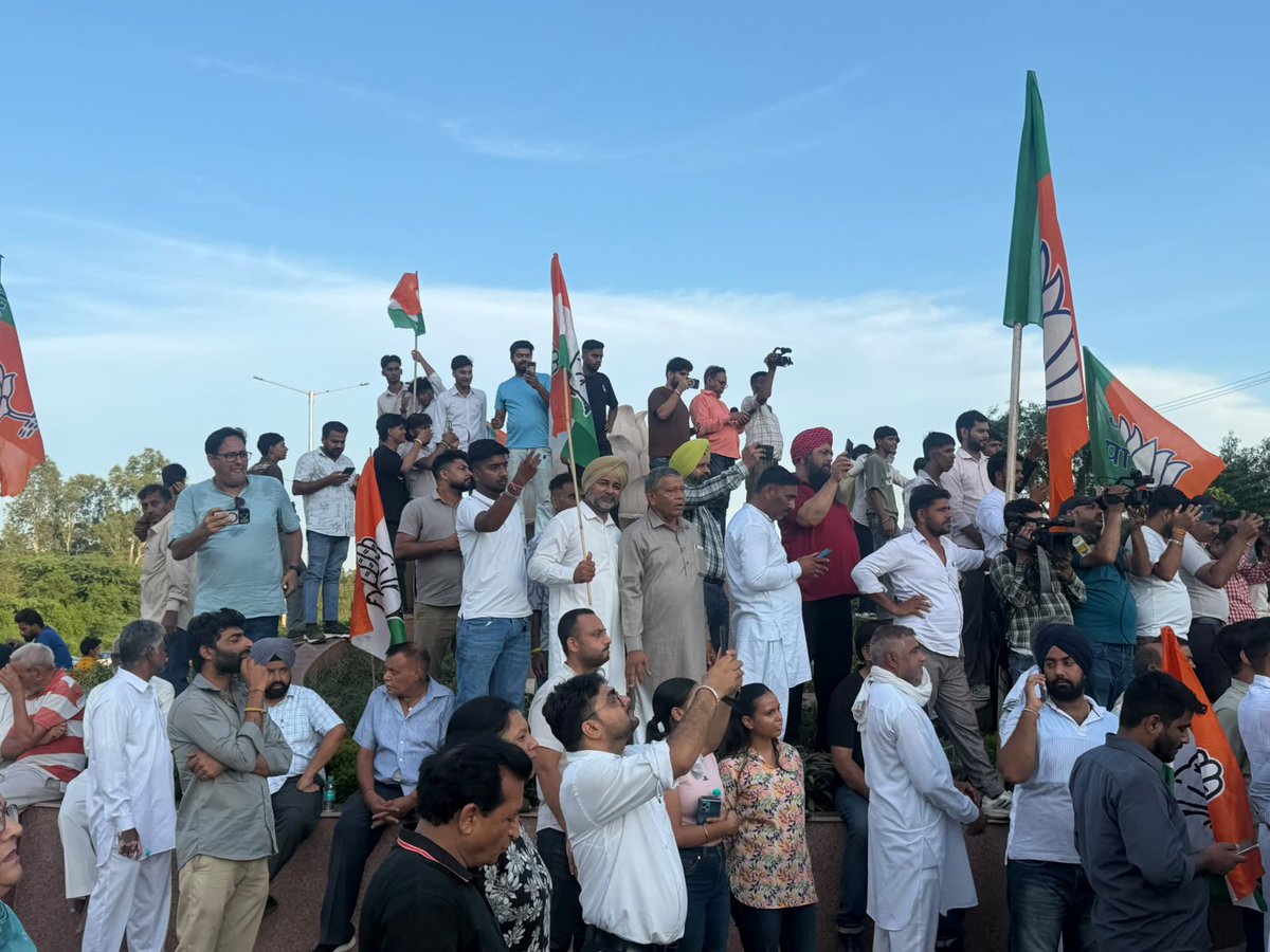 GMandhan's tweet photo. 🚨 NEET पेपर लीक मामले में सड़क पर उतरी कांग्रेस! 🚨

लाखों युवाओं के भविष्य से खिलवाड़ के खिलाफ आज कांग्रेस कार्यकर्ताओं ने बीजेपी मुख्यालय के बाहर जोरदार विरोध प्रदर्शन किया।

#NEETPaperLeak #YouthJustice #CongressProtest https://t.co/kV6mHnRJeK