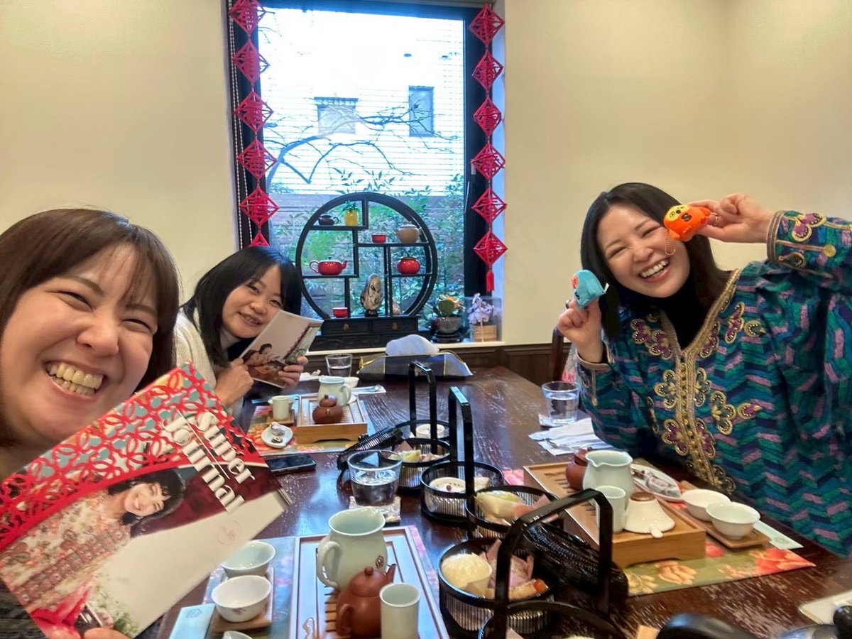 sunshine2yukari's tweet photo. 半年前は台湾茶とお食事も満喫🇹🇼🫖🥮
お店の方が詳しくお茶の説明してくれて、志帆ちゃんのお話しもしてくれました☺️🌸
木が無くなっちゃってたから3人で木🌲😆 https://t.co/X88tvR8Qrx