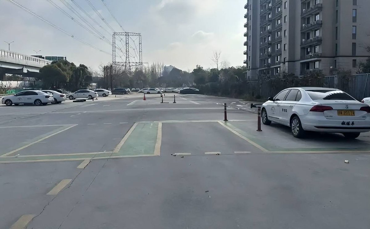 kimya0330's tweet photo. Just nailed my first parallel parking attempt with zero curb scratches!  Counting down to getting that driver’s license! https://t.co/WacXzxHPjG