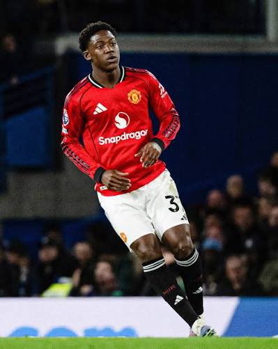 unitedtill90's tweet photo. 🗣️ Thiago Alcantara talking about Kobbie Mainoo:

“ I love him. I would play him as a 8 because he is capable to defend, to be aggressive. He is able to dribble, to arrive in the box to score goals so you are an 8.”

“ The way he behaves on a pitch you couldn’t leave him like a number 10 like they are pressing the defenders or you have to leave him in the middle as a number 8 knowing that there’s someone behind him kicking someone because if he gets him the ball he will give it and progress with the ball and arrive in the box” 

Tuchel still chose not to give him any minutes 💔