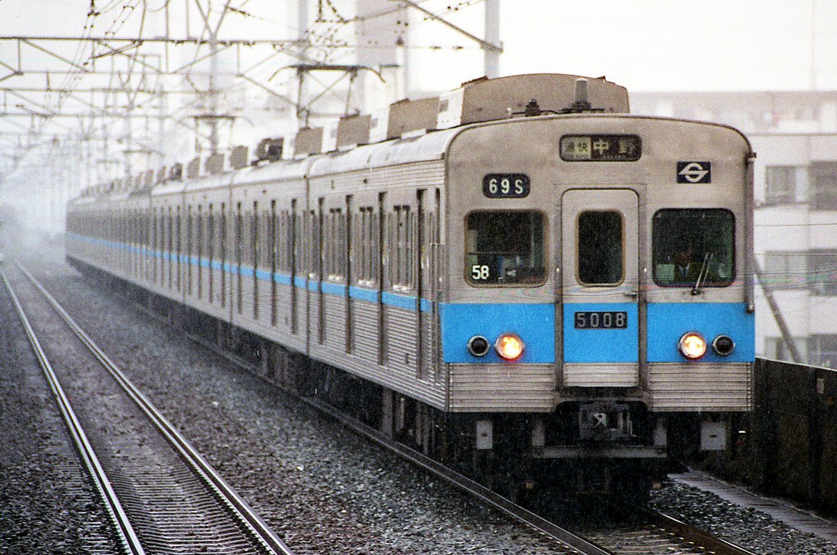 CBR250R2432's tweet photo. 2001.5.31 
5000系快速
東葉高速1000系
301系+103系1200番台混成10連
5000系通勤快速
南行徳
何故この日も悪天候にも関わらず写真撮りに行ったのか？
今となっては懐かしい車両ばかりですね。 https://t.co/Wt4zeE34Pf