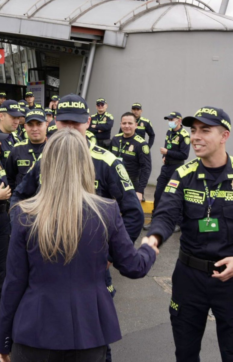 VickyDavilaH's tweet photo. Nuestros héroes merecen el respeto y el cariño que viene con el nuevo gobierno. El presidente electo Abelardo De La Espriella ha sido claro en que los respaldará irrestrictamente, y en cambio, combatirá con determinación a los criminales. 

El Gobierno Petro pisoteó y hasta negoció con criminales la cabeza de oficiales y suboficiales. Y les dio todos los beneficios a los bandidos.