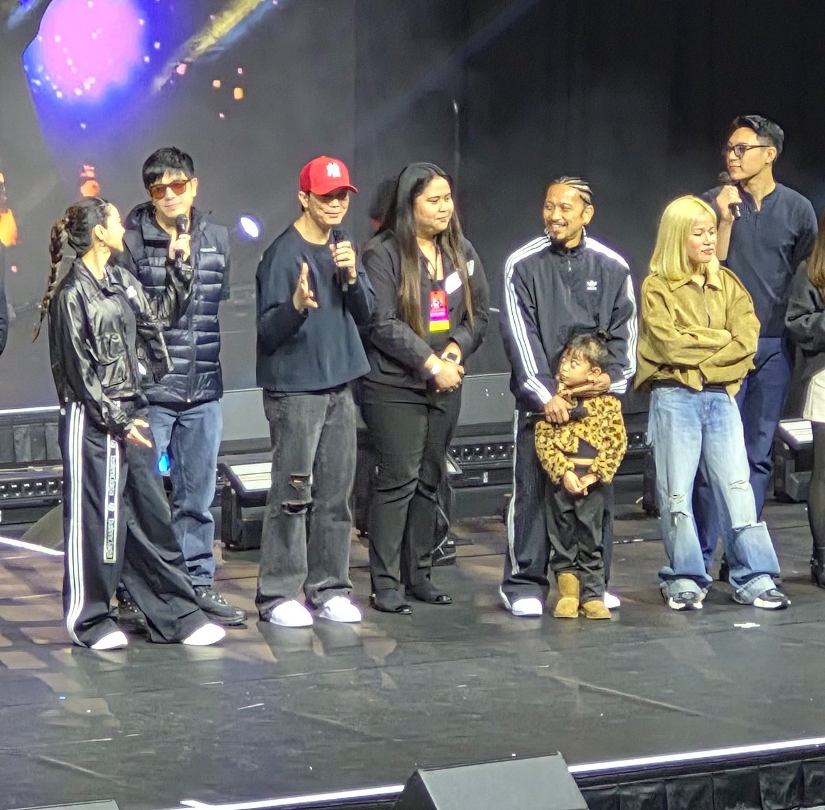 kimpaucrumbs's tweet photo. na para bang silang 2 lang ang tao sa stage 😭 https://t.co/m8utpmXEFs