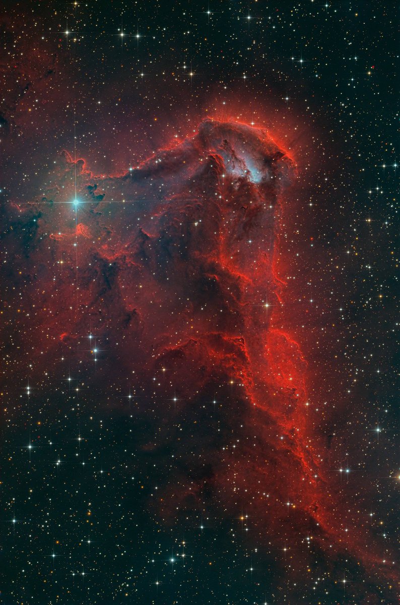 alex_riveiro's tweet photo. Esta es la nebulosa RCW 85. Es una nebulosa de emisión (se llama así a las que brillan por la emisión del hidrógeno que contienen) que está a 5000 años luz del Sistema Solar y que, popularmente, es conocida como la Torre del Diablo. Aproximadamente, mide 100 años luz. Crédito: M. Pugh #FelizJueves