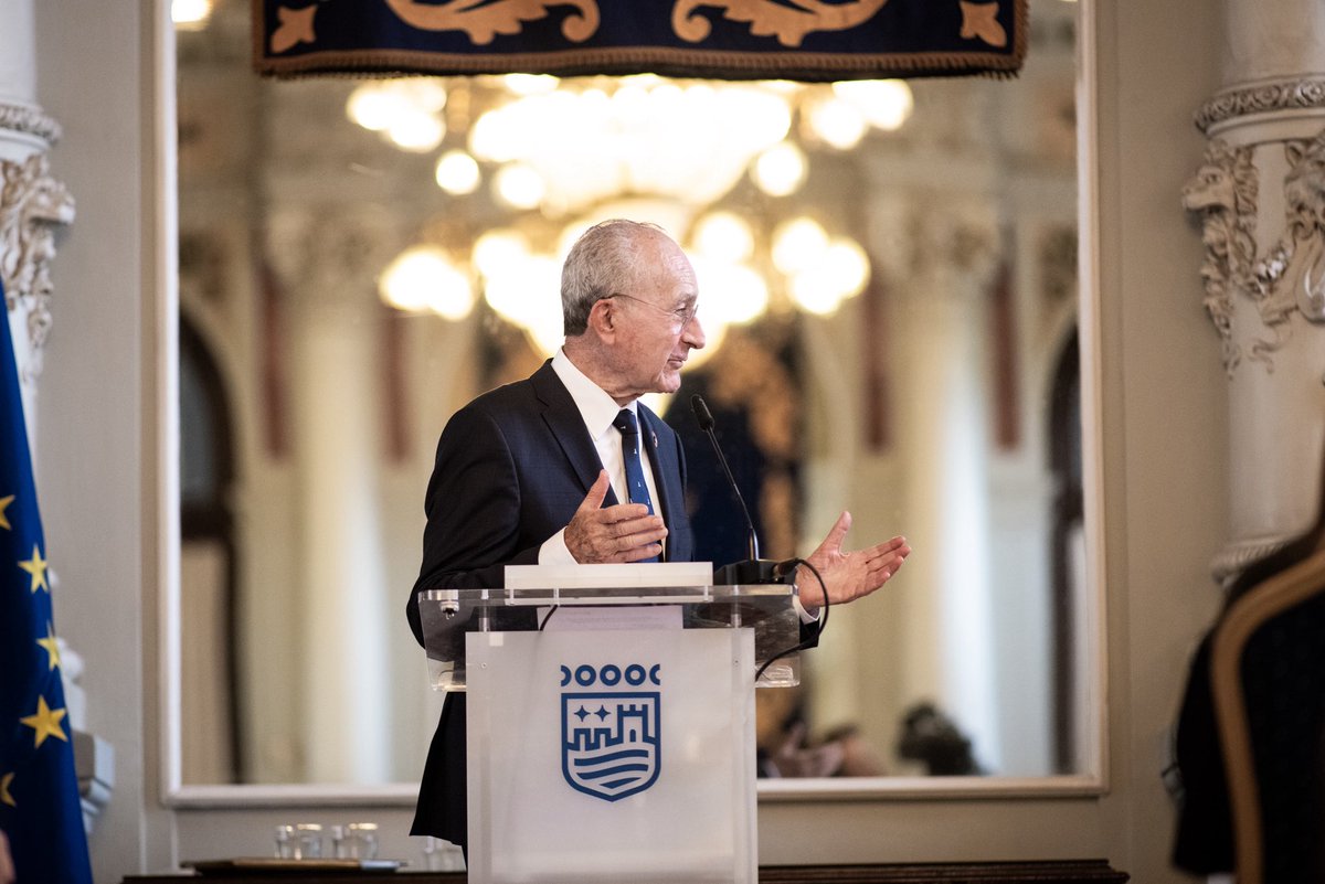 malaga's tweet photo. El Ayuntamiento y la @InfoUMA acuerdan colaborar para la investigación y puesta en valor del patrimonio histórico de la ciudad. El alcalde, @pacodelatorrep, y el rector de la Universidad, @teolopezuma, han informado hoy de ello. https://t.co/kr4jxae6er