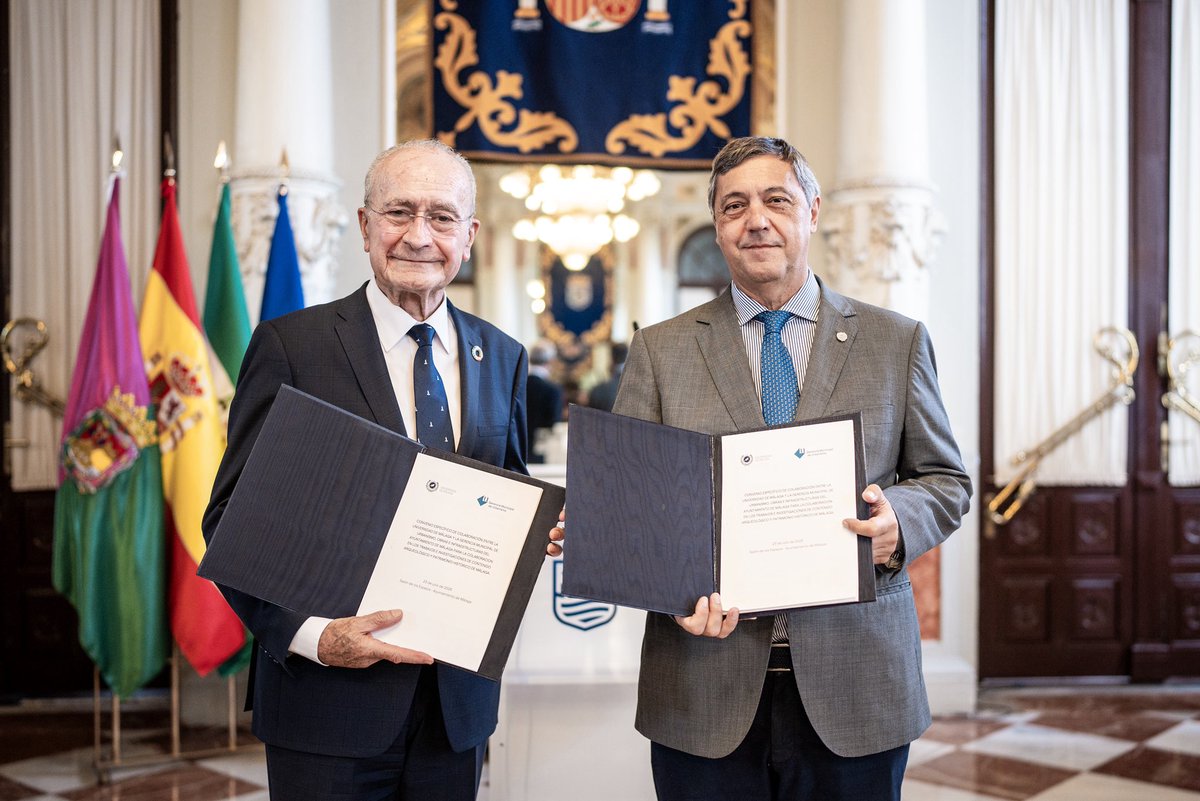 malaga's tweet photo. El Ayuntamiento y la @InfoUMA acuerdan colaborar para la investigación y puesta en valor del patrimonio histórico de la ciudad. El alcalde, @pacodelatorrep, y el rector de la Universidad, @teolopezuma, han informado hoy de ello. https://t.co/kr4jxae6er