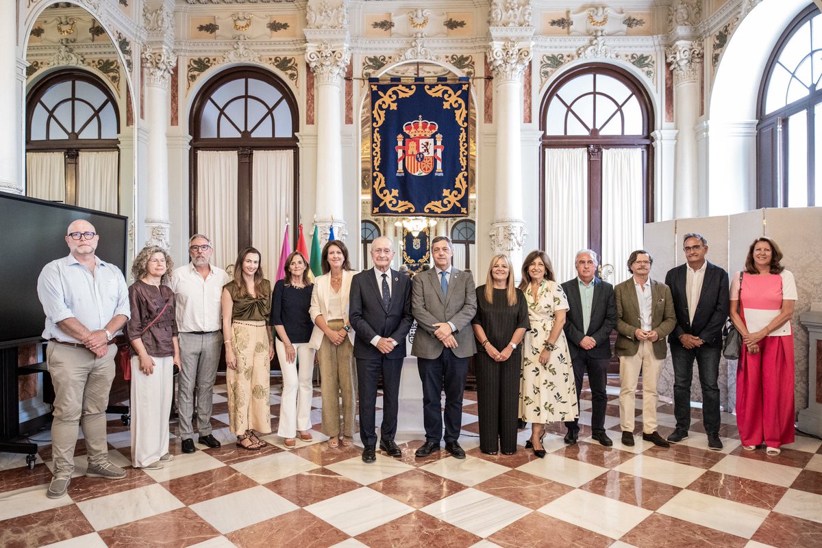 malaga's tweet photo. El Ayuntamiento y la @InfoUMA acuerdan colaborar para la investigación y puesta en valor del patrimonio histórico de la ciudad. El alcalde, @pacodelatorrep, y el rector de la Universidad, @teolopezuma, han informado hoy de ello. https://t.co/kr4jxae6er