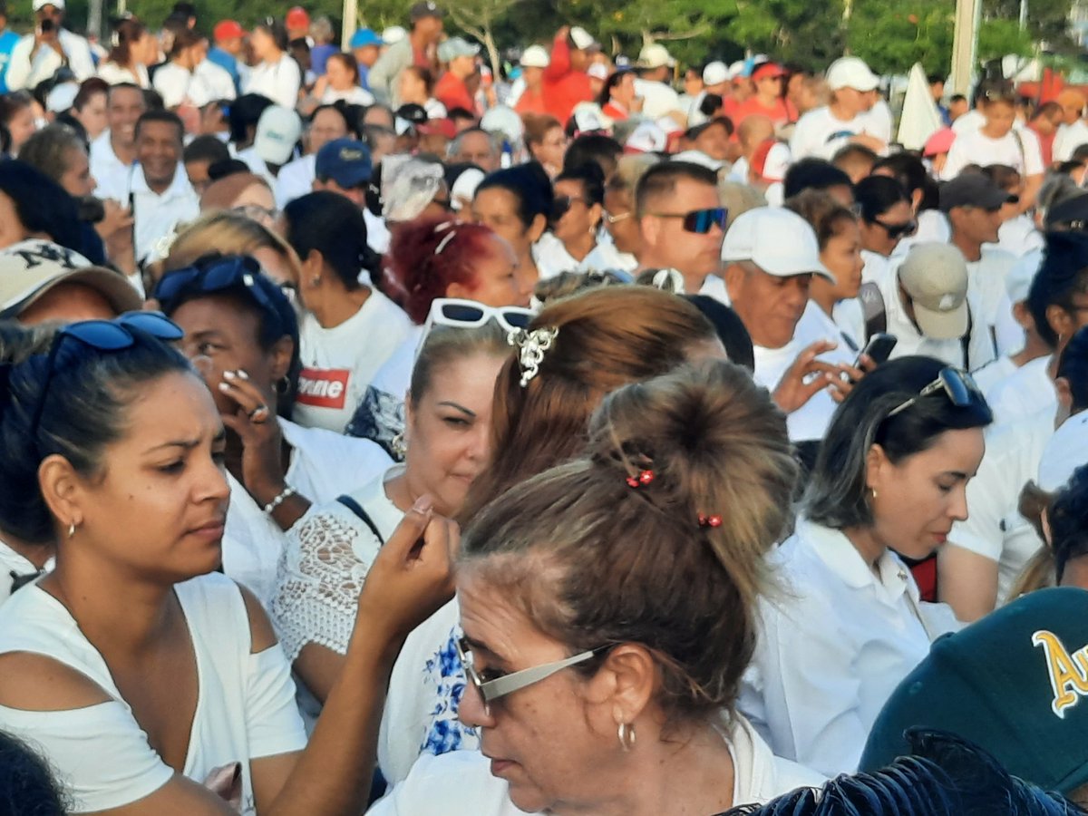DTCCLasTunas's tweet photo. Petroleros de #LasTunas presentes en el Acto por el 73 Aniversario de los asaltos a los cuarteles Moncada y Carlos Manuel de Céspedes. Con el espíritu de lucha de los cubanos los cupeteros de las Tunas avanzan en el año del Centenario de nuestro Fidel.
#PetrolerosPorCuba
#ENCC https://t.co/ZA10IAYBIR