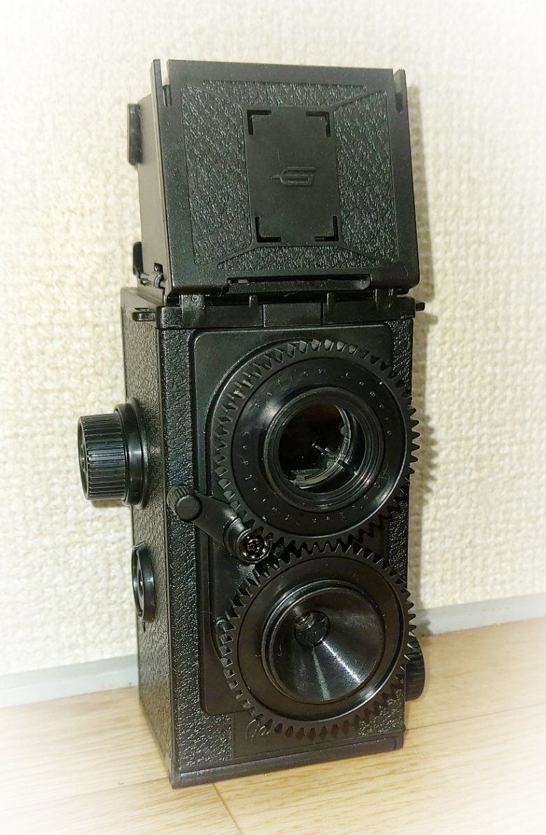 gyiumn's tweet photo. 部屋で一人でいた時の事

二眼レフが手作り出来るキット
ウキウキで作成中
誰も居ないのに
何かが手に触れてくる
ここには私しかいない
気のせいだと言い聞かせ
作業に集中する事にしました
ようやく完成！
でも傍らで強く感じる違和感
怖い
でも勇気を出して振り返る！

あなた…どこのネジ？(○ω○;) https://t.co/Va9z1xhLlK
