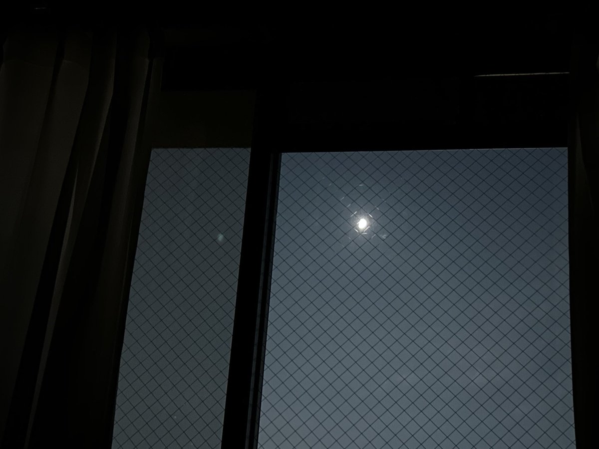 0213ikiru's tweet photo. 大阪のイマソラ
🛏️からお月さま鑑賞👀 https://t.co/ZSGAcEtLuO
