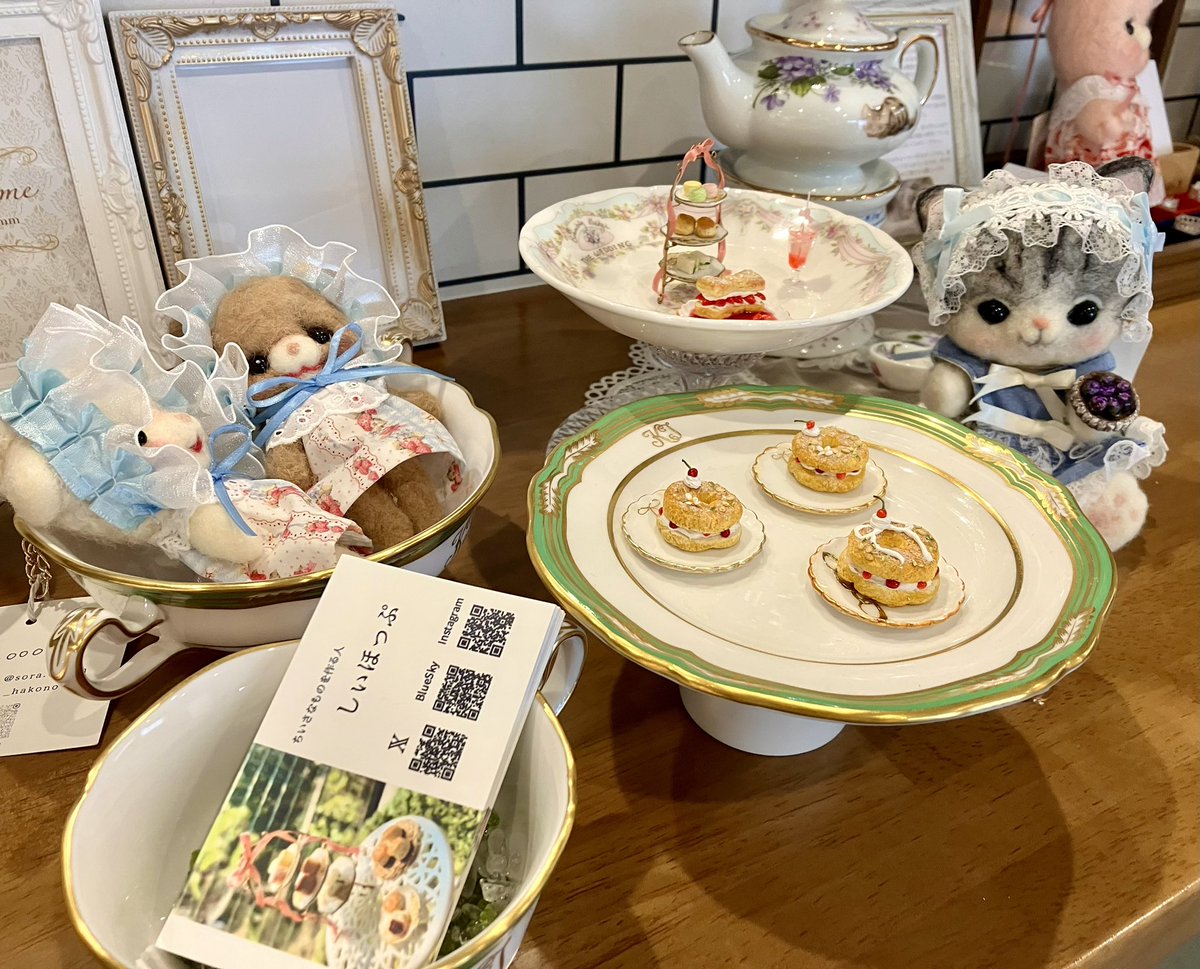 she_hop's tweet photo. テレリオティールーム様に納してきました！

明日から展示&amp;販売（さくらんぼのパリブレスト）です。レイアウトはまだ仮だそうです。猫ちゃん超可愛い😍

一緒に写っているティーポットはAtelier shells様、かわいい動物たちはマリエトワール様@sora_hakono 
#ティータイム展 https://t.co/fJzPgb6mh0