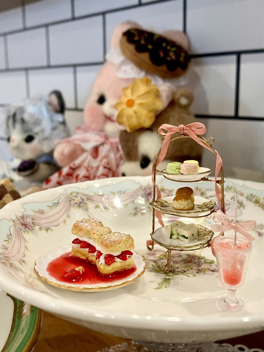 she_hop's tweet photo. テレリオティールーム様に納してきました！

明日から展示&amp;販売（さくらんぼのパリブレスト）です。レイアウトはまだ仮だそうです。猫ちゃん超可愛い😍

一緒に写っているティーポットはAtelier shells様、かわいい動物たちはマリエトワール様@sora_hakono 
#ティータイム展 https://t.co/fJzPgb6mh0