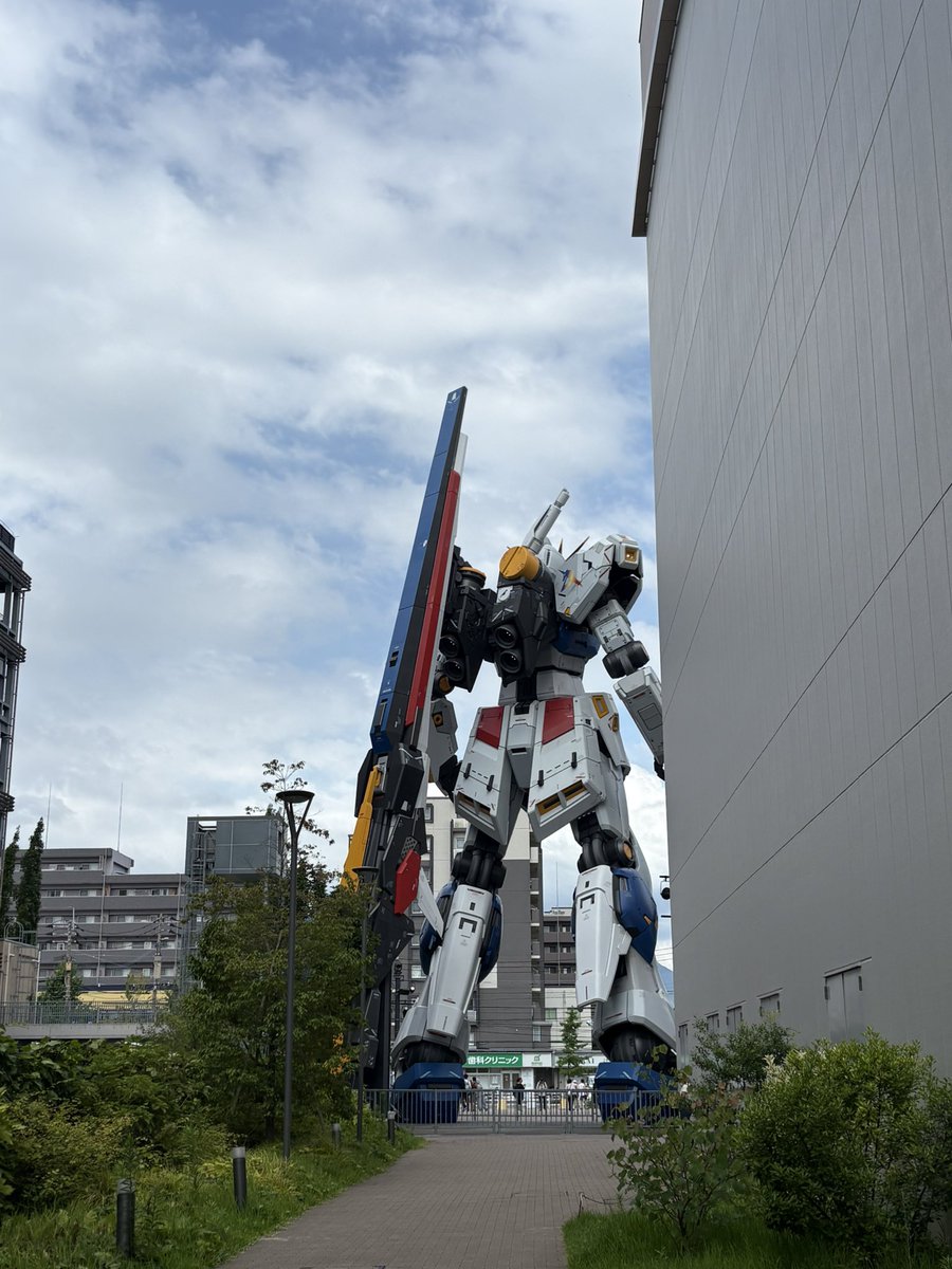 ga_ma_b's tweet photo. ガンダム見てきました!
すごいでかいです。 https://t.co/zy4zKXR3mR