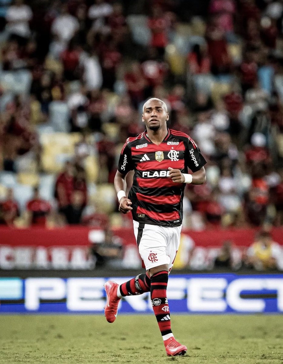 luisfernanfilho's tweet photo. 16 anos e o atleta mais jovem a marcar gol no profissional do Flamengo. 

era essa a realidade inicial de LORRAN no rubro-negro.

a pressão de ter que dar certo, desde a base do FLA até a seleção brasileira sub-15 e sub-17.

ah, e com uma multa de quase R$300 milhões apontados para Lorran antes dos 18 anos. 

nem todo mundo lida da melhor forma e o futebol é muito cruel.

o retorno do RUGAL ao rubro-negro e o gol no Brasileirão é um recado singelo: cuidem e protejam os nossos garotos. 

numa cultura imediatista e resultadista do futebol brasileiro, garotos são queimados e seus destinos são finalizados semanalmente na sua TV.

Lorran está de volta. e ainda tem 20 anos de idade. 

mais maduro e buscando ser mais consistente. 

pode acertar, errar na medida aceitável e ser feliz novamente. 

sem desespero, Nação. 

sem desespero, Lorran. você pode mudar seu Destino.