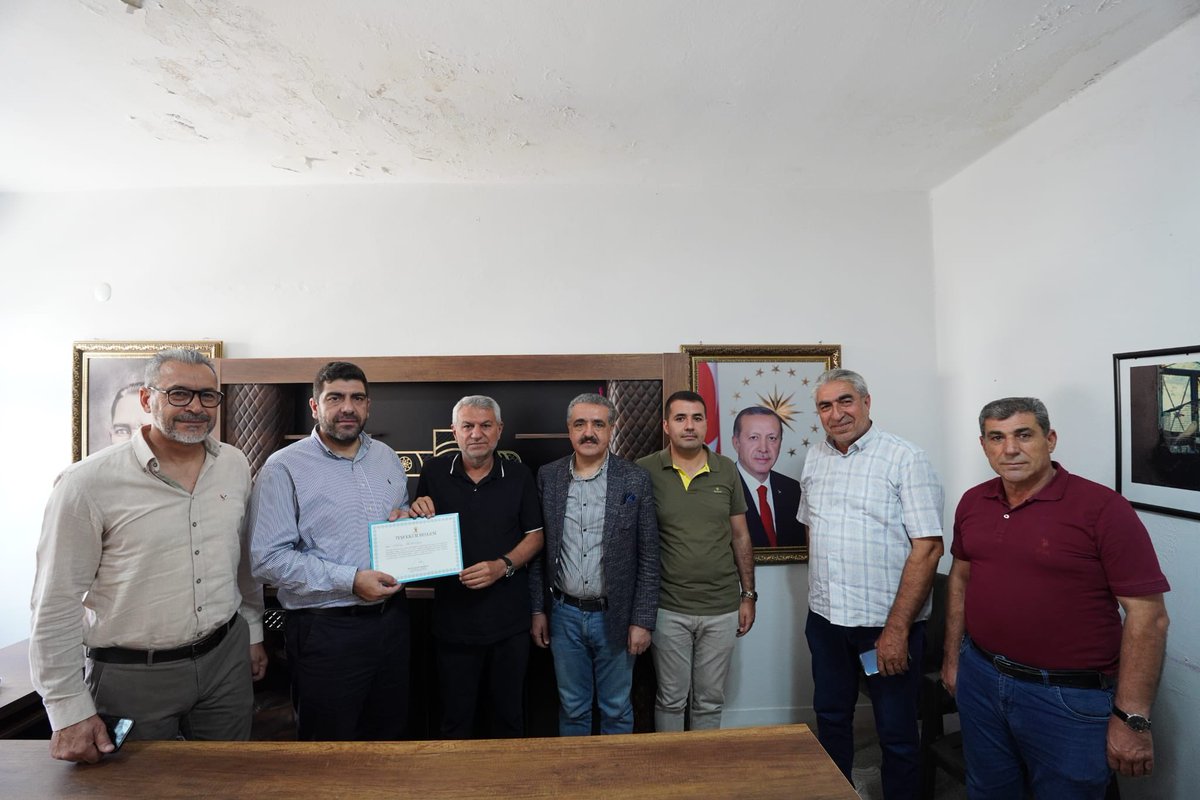 MehmetUncu47's tweet photo. 📍 Derik

“5 Vakit 10 Mahalle” çalışmalarımız kapsamında; 2024 Yerel Seçimleri Derik Belediye Başkan Adayımız Sayın Faruk Necimoğlu’nu, İlçe Başkanımız Süleyman Karahan ve teşkilatımızdan oluşan heyetimizle birlikte ziyaret ederek, emekleri ve katkıları için teşekkür belgemizi takdim ettik.

Nazik ev sahipliği için kendilerine teşekkür ediyor, çalışmalarında başarılar diliyorum.
@abuyukgumus