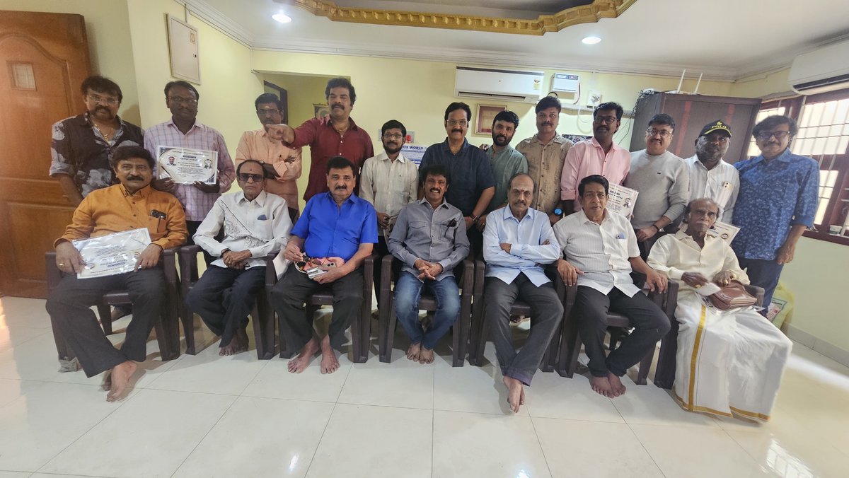 onlynikil's tweet photo. 23.07.2026 அன்று காலையில் தென்னிந்திய திரைப்பட எழுத்தாளர்கள் சங்கத்தின் புதிய நிர்வாகிகளின் பதவியேற்பு நிகழ்வு சங்கத்தின் அலுவலகத்திலேயே எளிமையான முறையில் நடைபெற்றது.

இந்த நிகழ்வுக்குத் தலைமையேற்று, உறுதிமொழியை வாசிக்கச்செய்து, தேர்வுச் சான்றிதழை வழங்கியவர்.. திரையுலகில் கணக்கிலடங்கா எழுத்துச் சாதனைகளைச் செய்த நம் மூத்த உறுப்பினரும், எதிரணியில் தலைவர் வேட்பாளராக தேர்தலைச் சந்தித்தவருமான மதிப்பிற்குரிய திரு.வி.சி.குகநாதன் அவர்கள்.

தேர்தல் அதிகாரி திரு. உமாசங்கர் பாபு அவர்களின் முன்னிலையில்.. தலைவராக திரு.#சேரன், பொதுச் செயலாளராக திரு.பட்டுக்கோட்டை பிரபாகர், பொருளாளராக திரு.ஆர்.சுந்தர்ராஜன் மற்றும் நிர்வாகிகளும், செயற்குழு உறுப்பினர்களும் பதவியேற்றார்கள்.

தலைவர் சேரன் அனைவரையும் வரவேற்று சங்கத்தின் நலனுக்காக  இணைந்து சிறப்புடன் செயல்படுவோம் என்று உரையாற்றினார்.

இனி இங்கு இரண்டு அணிகள் இல்லை, எல்லோரும் ஒரே அணி, சங்கத்தின் முன்னேற்றத்திற்கு ஒற்றுமையாக செயல்படுவதே நோக்கமாக இருக்க வேண்டும் என்று வாழ்த்திப் பேசினார் திரு.வி.சி.குகநாதன். 

#SWAN @CheranDirector