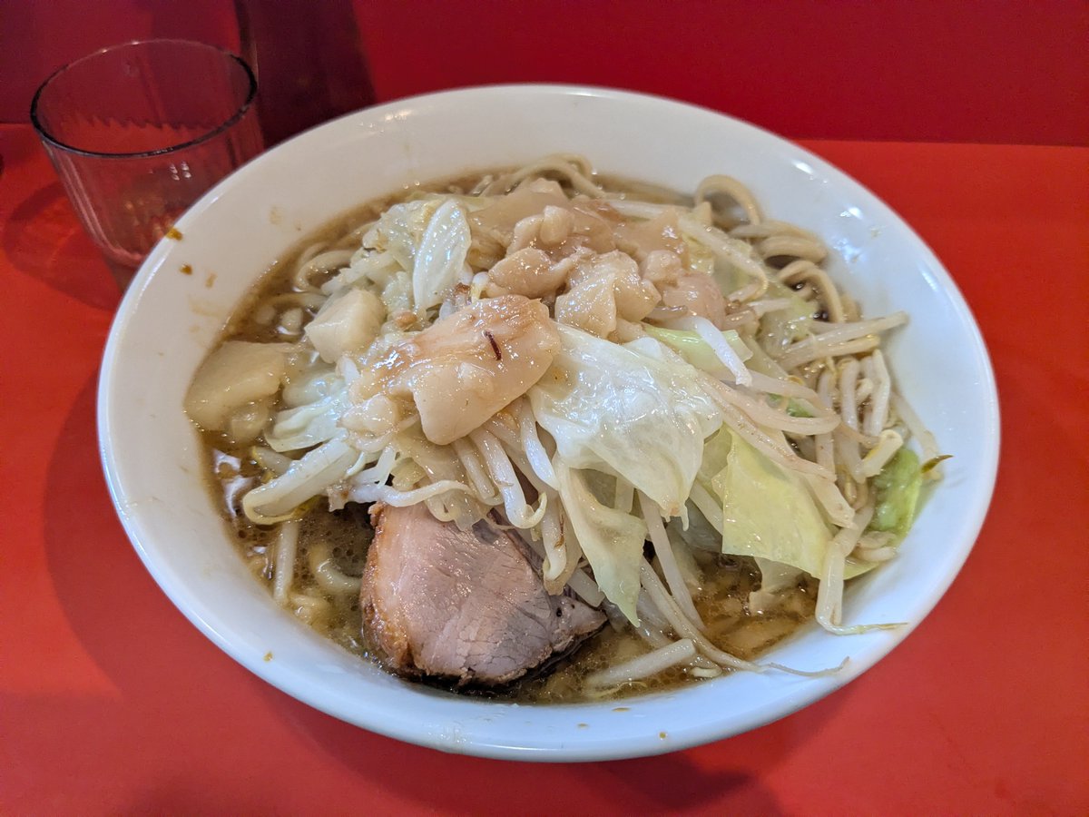 gomalovesramen's tweet photo. ラーメン二郎 仙川店

並び日陰なく、めっちゃ暑かったので日傘とか持っていくのがよし

店内は涼しくて、ラーメンもうまいし天国 https://t.co/YYGPgZGz6j