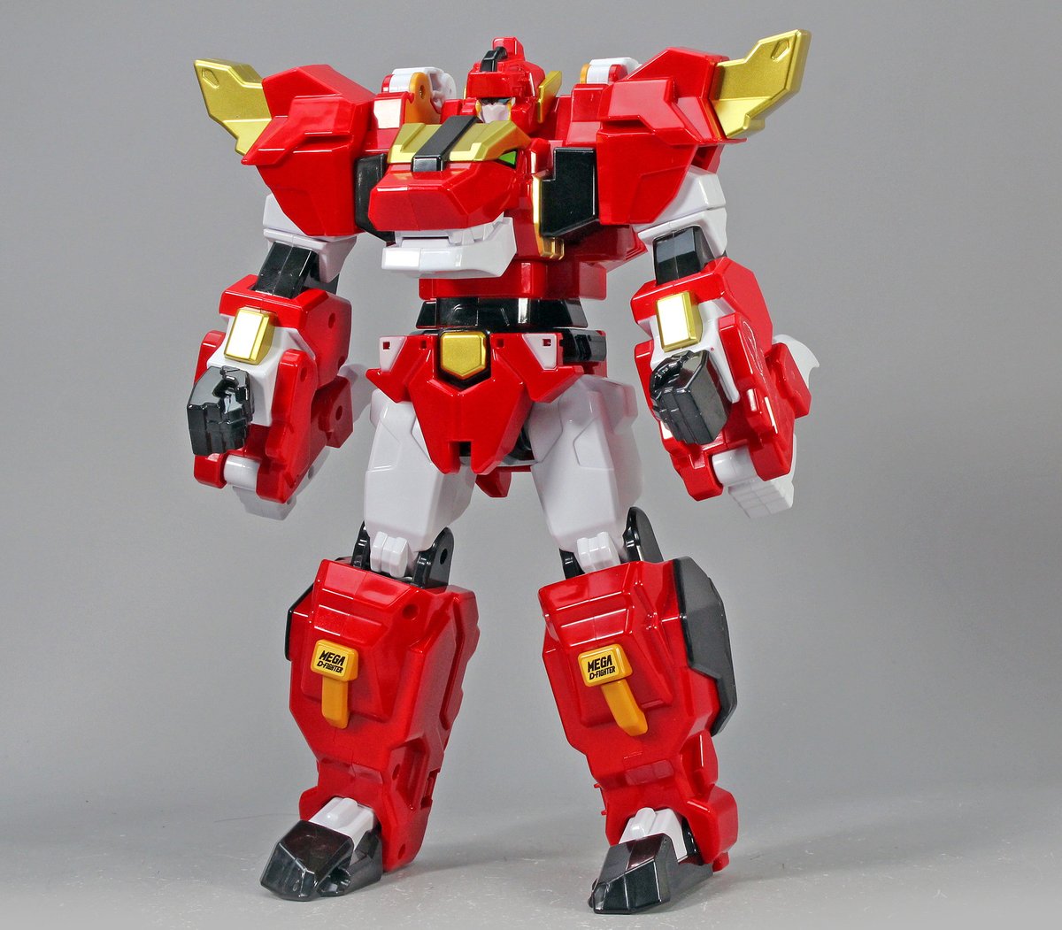 Ishikawa_sunday's tweet photo. ダイノコア エボリューション
「メガDファイター ティラノ（메가디파이터 티라노）」

ティラノサウルスに変形。
前シーズンまでの小型メカが複数合体するギミックから単体変形に。
可動は物足りない部分はありますが、ロボットモードのシンプルなかっこよさは今でも通用するデザインだと思います。 https://t.co/EdMKXjLJo5