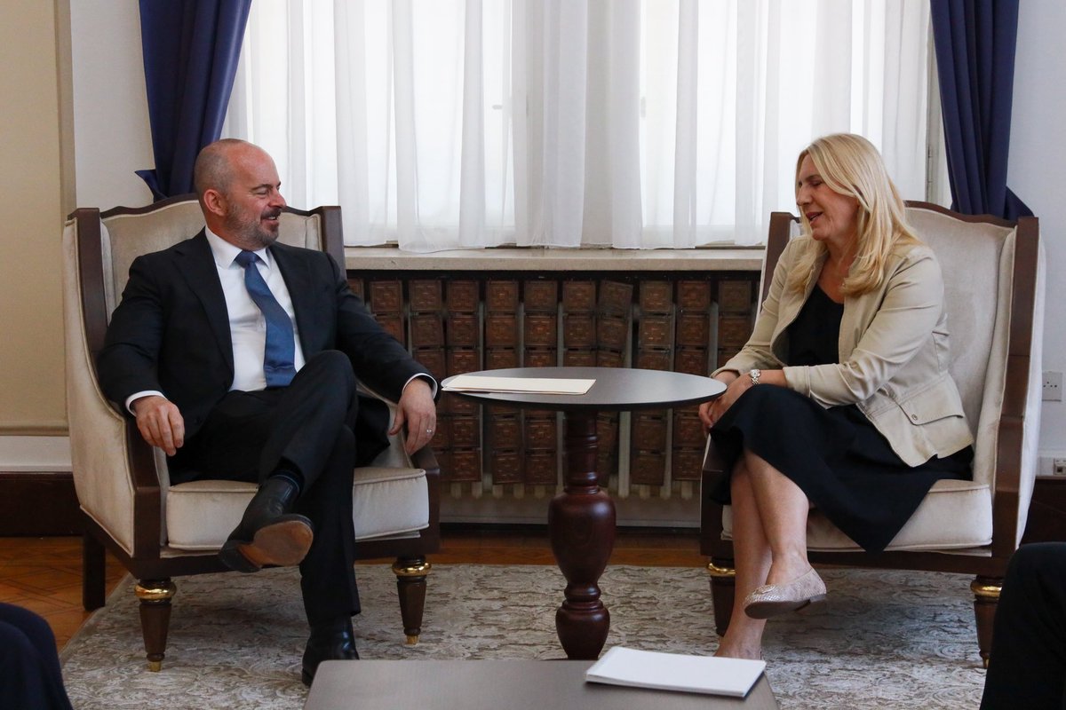 USEmbassySJJ's tweet photo. The strength of the U.S.-BiH economic relationship was the focus of today’s meeting between Charge d’Affaires, a.i. John Ginkel and Serb Presidency Member Željka Cvijanović, including discussion of opportunities to expand trade and investment ties between our two countries. #USAinBiH

***

Snaga ekonomskih odnosa između SAD i BiH bila je u fokusu današnjeg sastanka otpravnika poslova Johna Ginkela i srpskog člana Predsjedništva Željke Cvijanović, uz poseban osvrt na prilike za proširenje trgovinskih i investicijskih veza između naše dvije zemlje.