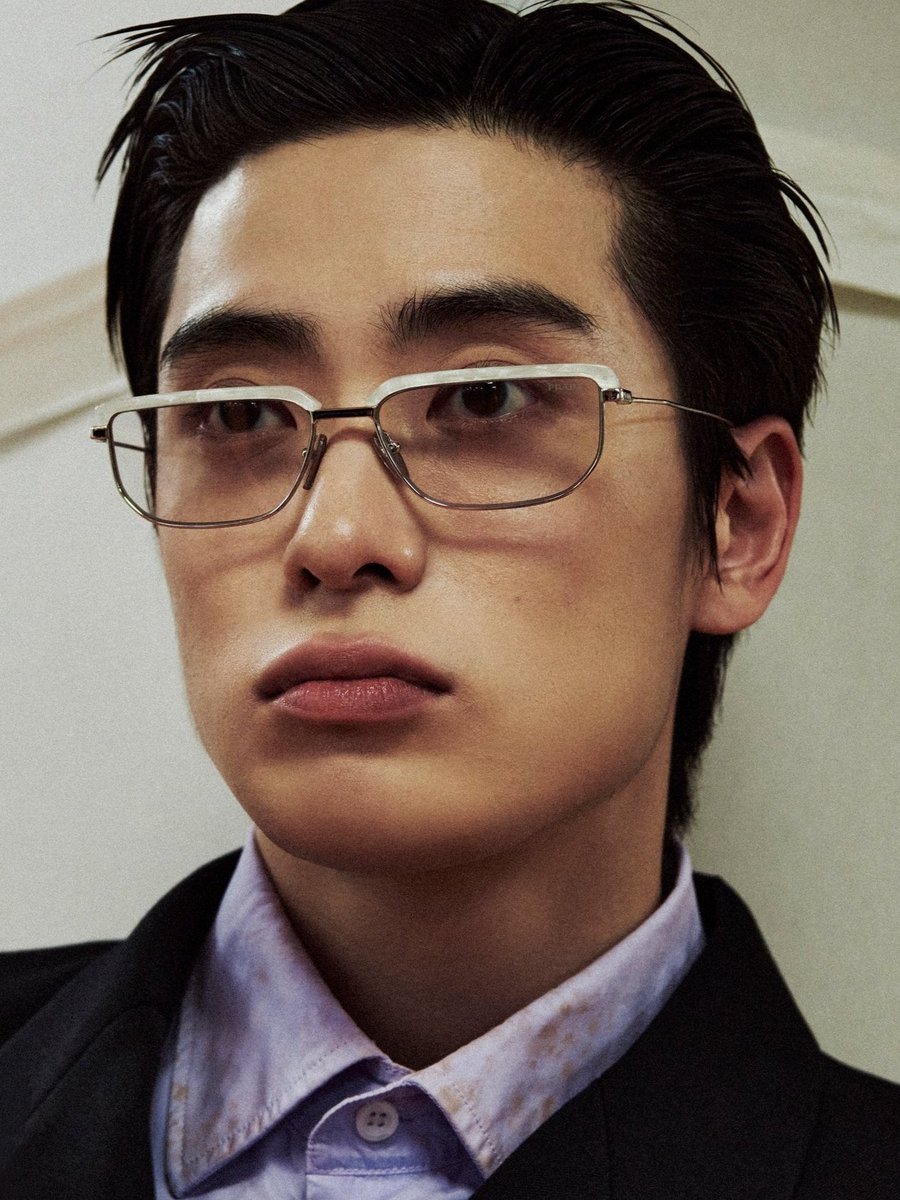 bemy10velyjay's tweet photo. ชอบเวลาแจฮยอนถ่ายรูปโคลสอัพฟีลนี้ เอาโลโก้ prada มาติดแล้วทำเป็น Ads ขายแว่นตาได้เลย https://t.co/uYZbTPOgt1