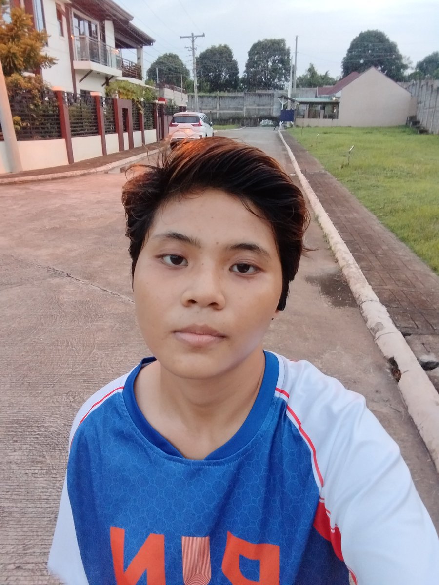 aionrhei's tweet photo. jogging tapos mga bigtime yung bahay na nadadaanan ko. sarap mangarap, magkakaroon din ako nun someday, may bebe pa na kasama sa bahay. 😁

PS: opo tinamad mag-sapatos kaya naka crocs. https://t.co/elKEfNeG24