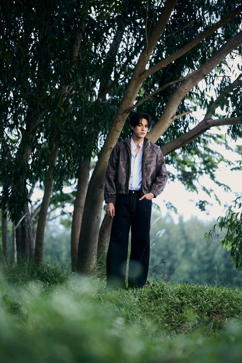 WEED_ENT's tweet photo. “GAWIN” เดบิวต์ศิลปินเต็มตัว!! พร้อมส่งซิงเกิลแรก “จำใจ” (Gone Away) คว้าสาวสวย “บอนนี่” ถ่ายทอดเรื่องราวความรักที่จำใจต้องลา

#GoneAwayGAWINmv 
#GawinCaskey #beonnnie
#GoneAwayGAWIN
#RISERMUSIC

เป็นอีกหนึ่งหนุ่มเจ้าเสน่ห์ แถมยังมีความสามารถรอบด้านทั้งการแสดงและการร้องเพลง สำหรับ “GAWIN” (กวิน แคสกี้) ที่ก้าวสู่บทบาทใหม่ เดบิวต์เป็นศิลปินคนล่าสุดของ “RISER MUSIC” อย่างเป็นทางการ พร้อมส่งซิงเกิลแรกออกมาให้แฟนๆ ได้ฟังกัน กับเพลง “จำใจ” (Gone Away) แนว Acoustic Pop ผสม R&B บอกเล่าเรื่องของความรักที่จำใจต้องลาแม้จะยังรักสุดหัวใจ  งานนี้ยังได้สาวสวยมากความสามารถอย่าง “บอนนี่ ภัทราภัสร์ โบรัชตะสุวรรณ์” มาร่วมถ่ายทอดเรื่องราวในมิวสิควิดีโอ ที่เติมเต็มอารมณ์ของเพลงได้อย่างลงตัว

สำหรับเบื้องหลังการทำงาน “GAWIN” เผยว่า “เพลง “จำใจ” (Gone Away) เป็นซิงเกิลแรกของผมในฐานะศิลปิน รู้สึกดีใจและตื่นเต้นมากๆ เพราะเป็นก้าวใหม่ที่ท้าทาย แต่ก็ตั้งใจเต็มร้อยเพื่อทำออกมาให้ดีที่สุดในทุกๆ ขั้นตอน  ซึ่งเพลงนี้เป็นแนว Acoustic Pop ผสม R&B เนื้อหาของเพลงบอกเล่าเรื่องราวความรักที่ติดอยู่ในลูปเดิมๆ แม้ใจจะอยากจับมือเดินไปให้ไกลกว่านี้ แต่สุดท้ายปลายทางกลับไม่เคยเปลี่ยน จนถึงจุดที่ต้องยอมรับความจริงและจำใจต้องลา แม้จะยังรักเขาหมดหัวใจ เนื้อหาของเพลงหน่วงและบาดลึกมากๆ ซึ่งมิวสิควิดีโอก็ได้ “น้องบอนนี่” มารับบทนางเอกด้วย บรรยากาศในการถ่ายทำสนุกสนาน น้องบอนนี่ถ่ายทอดอารมณ์ออกมาได้ดีมากๆ งานออกมาธรรมชาติและสมูทมากครับ อยากให้ทุกคนได้ฟังแล้วรู้สึกอินไปกับเพลงครับ  ซึ่งตอนนี้ทั้งเพลงและ MV ก็ปล่อยออกมาเรียบร้อยแล้ว ฝากทุกคนติดตามและให้กำลังใจซิงเกิลเดบิวต์ของผมด้วยนะครับ”

ติดตามผลงานล่าสุดของ “GAWIN” กับซิงเกิล “จำใจ” (Gone Away) ได้ที่ YouTube: RISER MUSIC และ Music Streaming ทุกช่องทางได้แล้วตอนนี้ สามารถติดตามข่าวสารได้ที่ Facebook, Instagram, X, TikTok ของ “RISER MUSIC”