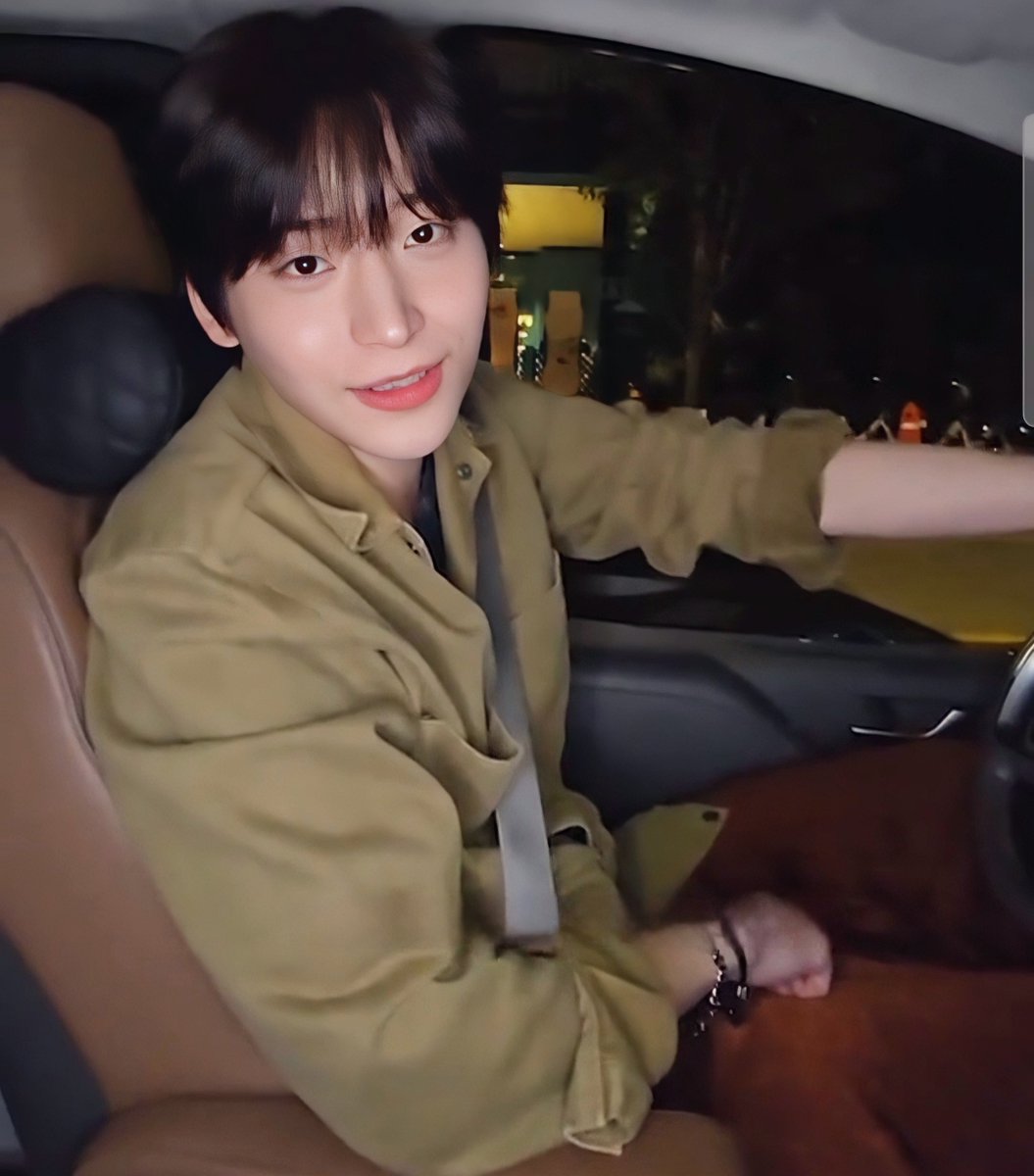 forkoojungmo's tweet photo. oops, can't talk right now... i'm with my boyfriend. 🤭 https://t.co/Lozi6gbfmK