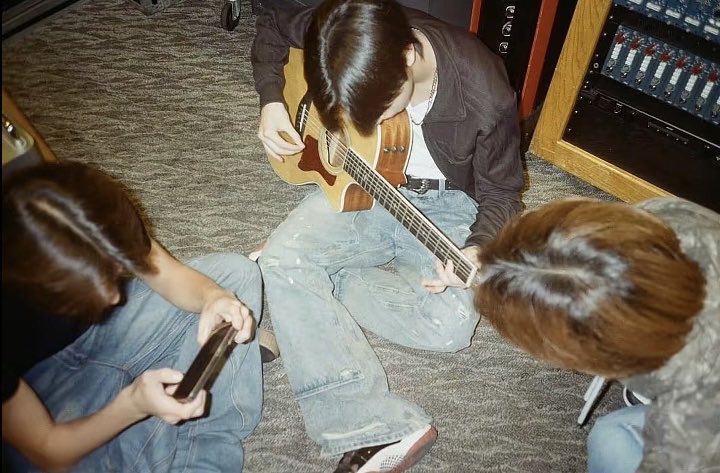 iamminigi's tweet photo. 셩쮼의 엄  미국송캠프때 기타 처음 쳐봤고 주흔이한테 best part 코드 치는 법 알려준거 아시는분 https://t.co/9rGQhFArKv