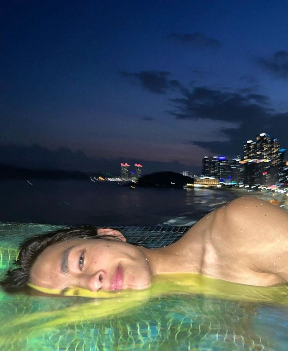 aestasol's tweet photo. night swim 🏊🏻‍♂️ https://t.co/yC9Ysb9GxD