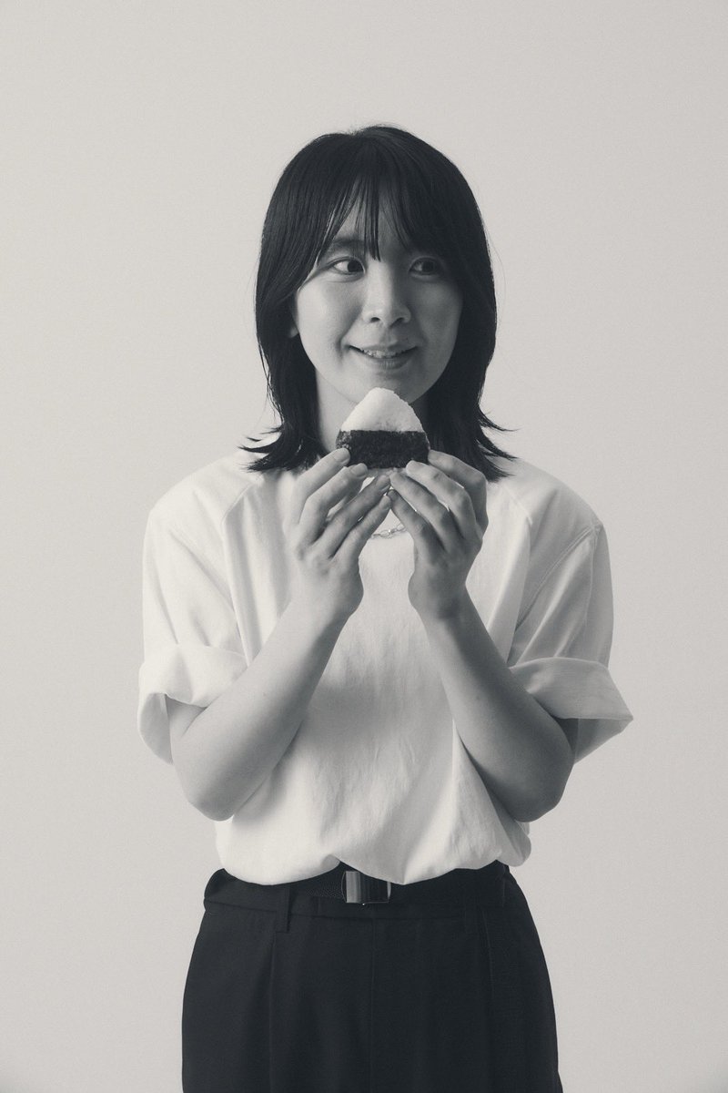 HashimotoEriko_'s tweet photo. アルバム『OVER LIFE』お聴きいただけましたか？

モノクロのジャケット写真も大好評！
白と黒と言えば…

おにぎり！！

ということで、撮影時に
#今日のおにぎり スペシャル版
を撮ってもらっていたのでした📸

橋本さんとおにぎりのリンクコーデ
🍙🍙✨✨

(スタッフ)

#OVERLIFE https://t.co/So8pwDz8QB