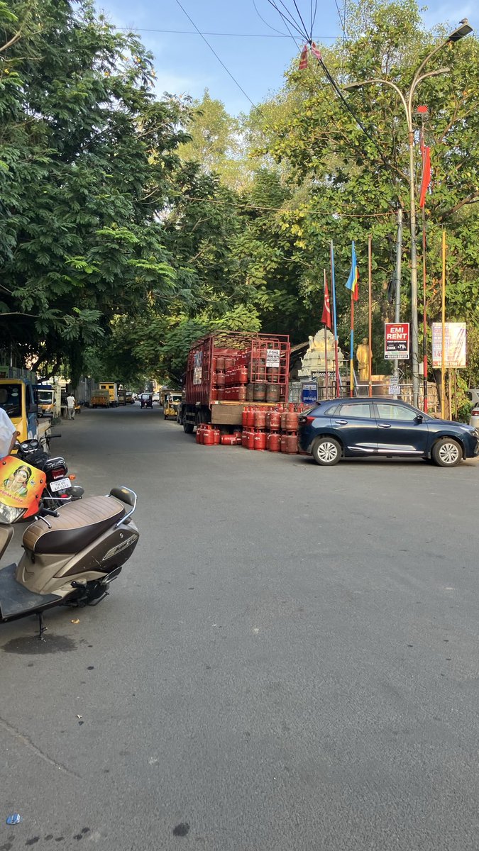 nwc6y's tweet photo. @chennaicorp @ChennaiTraffic See this never ending atrocity!! I don’t know who will put an end to this. No one realizes how dangerous this is. They simply drop the fully loaded cylinders from the truck. @reclaimchennai @UpdatesChennai @tnpdial100 https://t.co/NDTxF9laNP