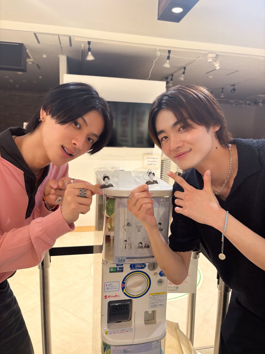 drama_contrast's tweet photo. ／
#ドラマコントラスト
【マンガ展 天王寺】本日よりオープン‼️
＼

＜マンガ展 天王寺＞が本日よりオープン！
ぜひ、天王寺でもドラマの世界観を堪能していただけると嬉しいです。
沢山のご来場お待ちしております🎶

（写真は渋谷店のアザーカットです🩵🧡）

詳細は👇
🔗https://t.co/5e0pqH5iH7

**┈┈┈┈┈┈**
📱#FOD にて完全版全話配信中！
🔗https://t.co/NJuevbCUvg
** ┈┈┈┈┈┈**

#井内悠陽 #阿久根温世
@haruhi_iuchi712
@ICEx_official