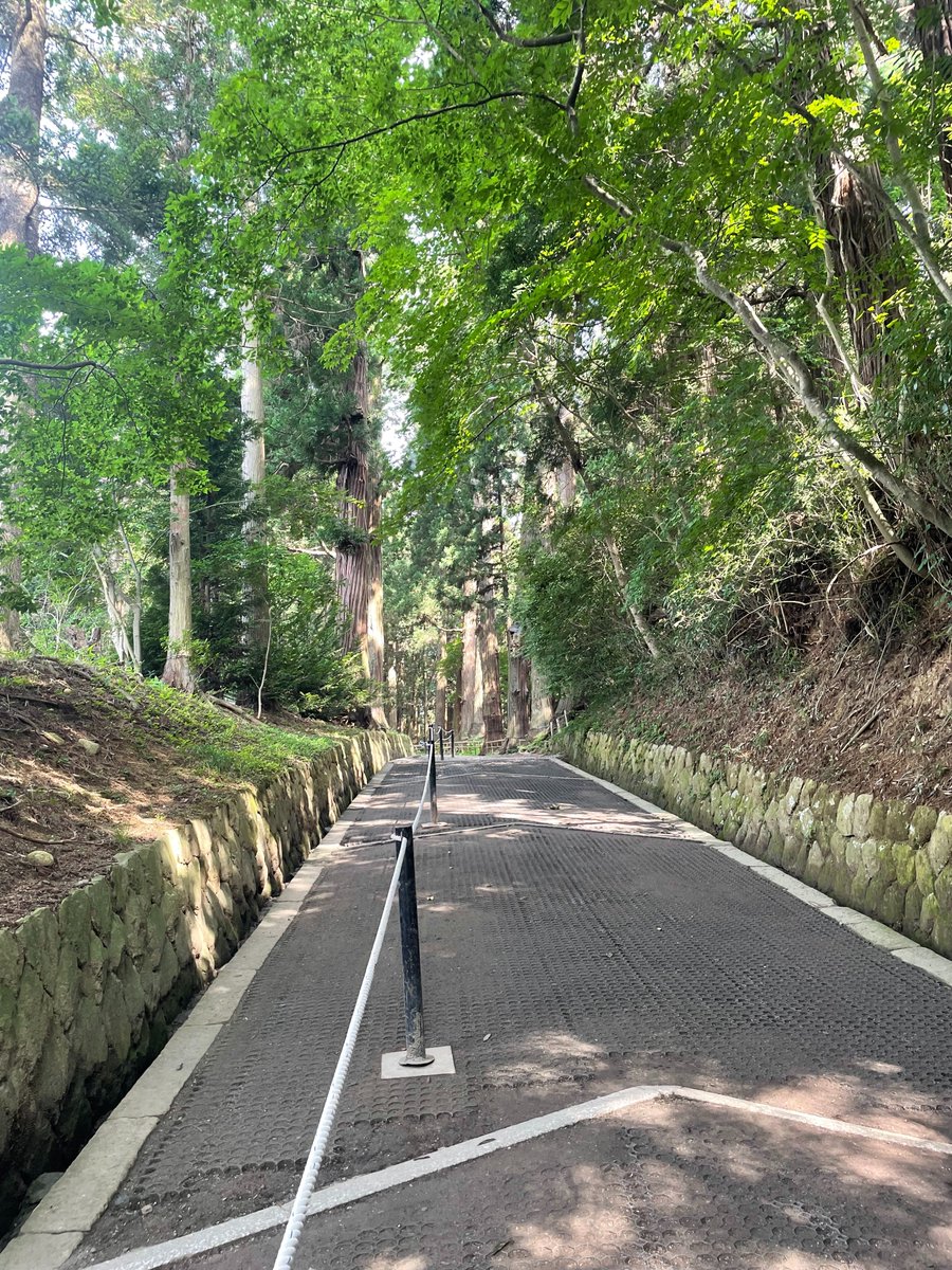 hadahimuro's tweet photo. 【中尊寺落慶900年】秘仏「一字金輪仏頂尊」を拝観してきました！
参道の月見坂は、運動不足の身体にはキツめ…..汗をかきつつ、やっとの思いで登りました。特別公開の秘仏はもちろんのこと、国宝・金色堂や貴重な仏像、古文書の数々など、まさに歴史と文化財の宝庫。激アツです。

#中尊寺  #平泉 https://t.co/fQvPBG9o2W