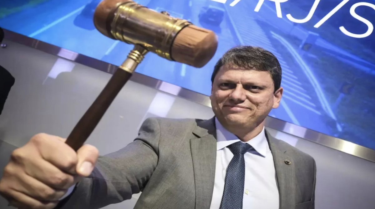 jojopancada's tweet photo. Resumo da gestão Tarcísio. 

PMs agredindo pobres, pretos e favelados.

SABESP privatizada e água mais cara.

Metrô privatizado com falhas diárias.

Pedágios às centenas em todas as estradas. 

O paulista vota mal e gosta de sofrer. https://t.co/jNGrmuOTLc