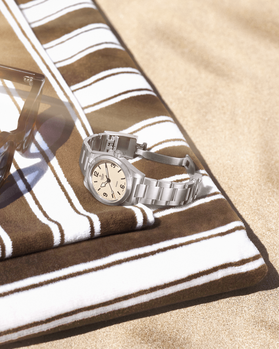 KoohejiStore's tweet photo. The TUDOR Ranger, with its beige dial, is ready for summer's adventures, from the beach to the unknown. 

#Koohejistore
#TudorWatch
#BornToDare
#Ranger https://t.co/SdzvJ6gxwM