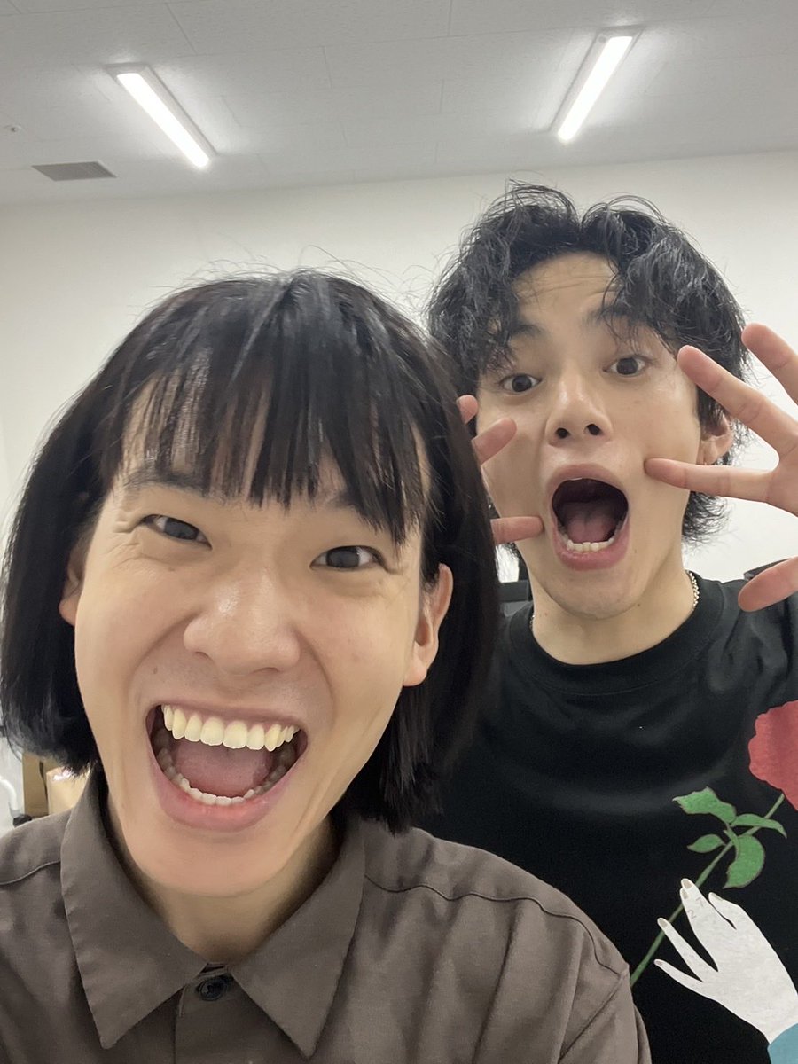 monaki_official's tweet photo. こんばんは〜！おヨネです！🌝

本日は「イオンモール新利府」さんでリリースイベントを行わせて頂きました！！🌟
ご来場頂いた方々、ありがとうございました....！

モナキ初めての東北地方でのイベント...！🥳本日も沢山のモナカマの皆さんにお会いする事が出来ました🥰
外は灼熱でしたが、皆さま体調は大丈夫でしょうか...？🥺
私、今年中にモナキとして47都道府県の内30都道府県を回りたいな...！なんて個人的な目標を掲げているんです！🗾...とは言いつつも今何都道府県目かが分かっていない状態ではあるのですが、果たして達成できるでしょうか...🫨

そして明後日は宮城県仙台市の勾当台公園・錦町公園にて開催される「tbc夏まつり2026」さんに出演させて頂きます！🎤
変わらず暑い中なので、一緒に熱中症対策頑張りましょう...！🌞

P.S. 久々にメンバー全員と2ショット📸