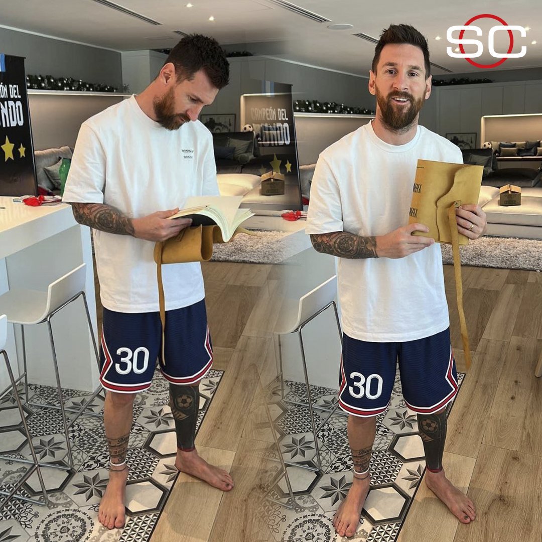 lumirandax's tweet photo. Nunca me olvido que en el momento de prime máximo de Messi, a días de haber ganado la copa del mundo un vecino le tocó timbre para regalarle un libro con dedicatorias de todos los vecinos del country y él re feliz en un cumple realmente recibía cada regalo https://t.co/ABfR0nVoA0