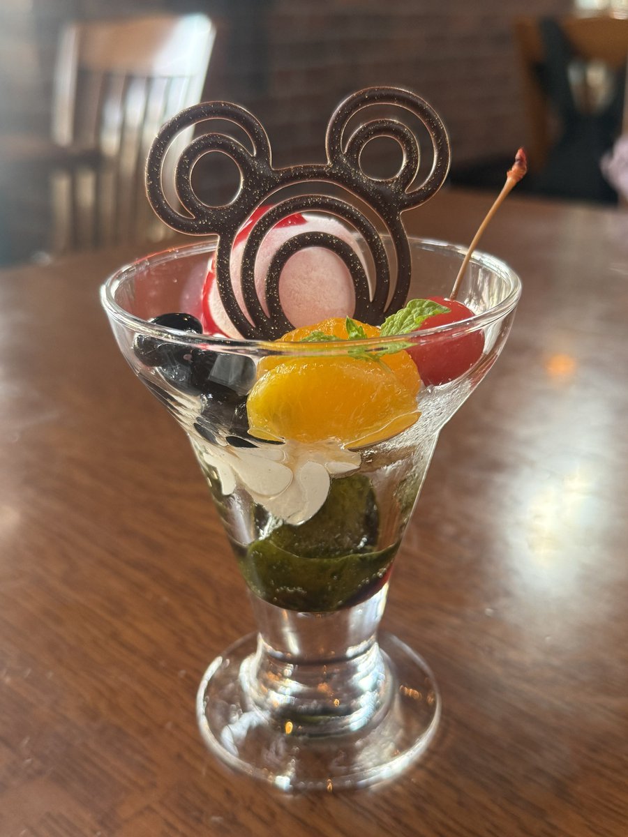 arichatj's tweet photo. 姉とディズニー行ったんだけど、
スタッフのお姉さんがアクスタ見て
元太くんって気づいてくれて
あんまり積極的に配ってない
子供とかに多く配られてるらしいシールくれた🥺💙💙しかも文字まで書いてくれて、、これは？Have nice dayって、もしやファン？？💙 https://t.co/oVbts5mTvB